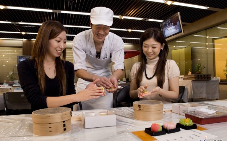 Kanazawa-City-sweet-making-japan